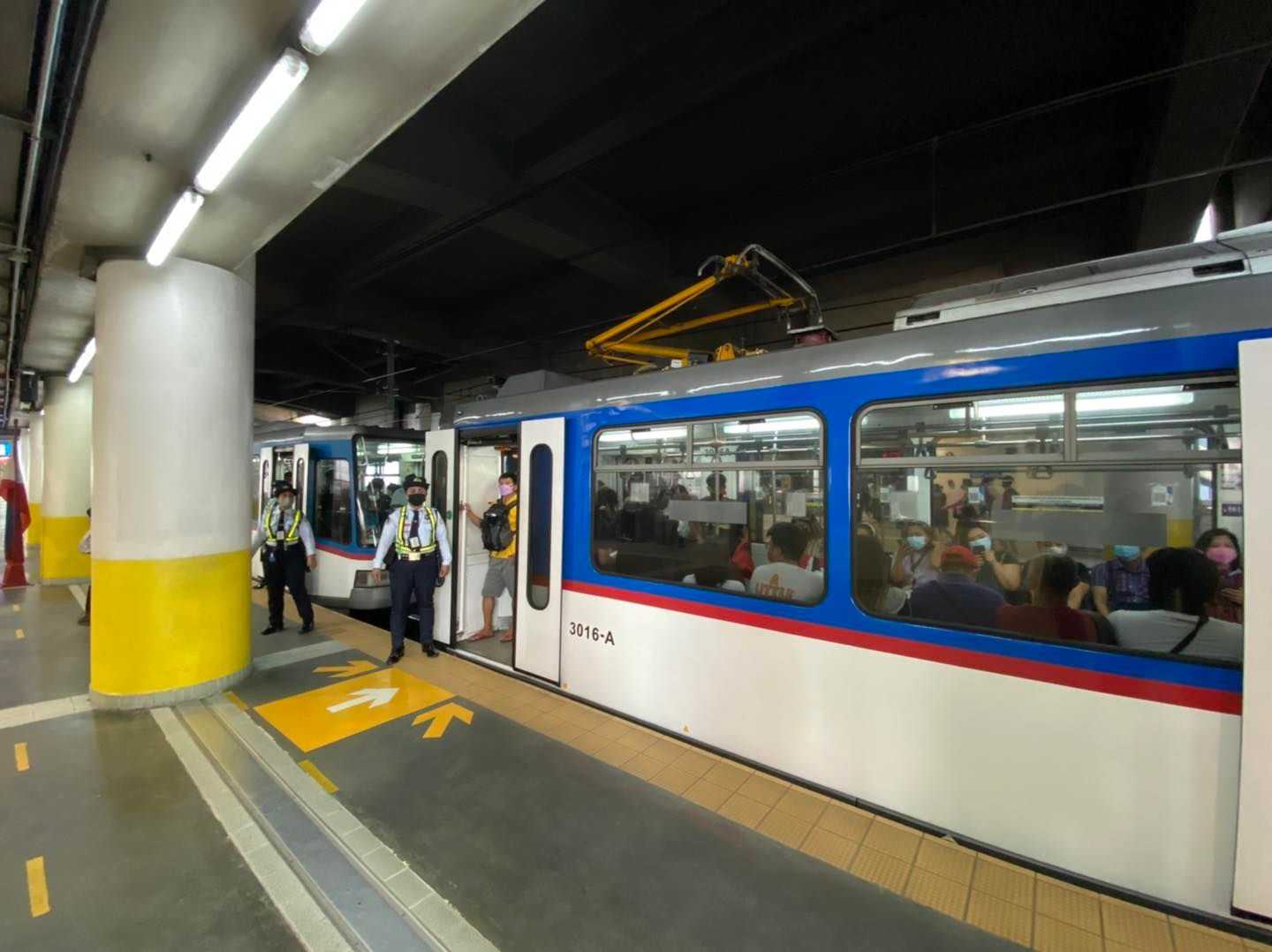 Marcos OKs extension of free EDSA Carousel bus rides; selected train rides for students