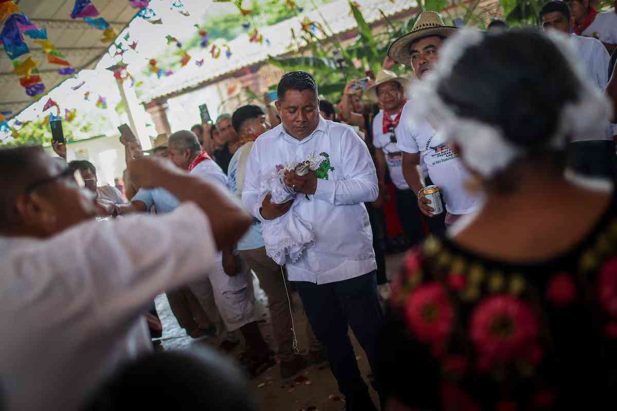 Mexican mayor says 'I do' to caiman reptile in colorful tradition