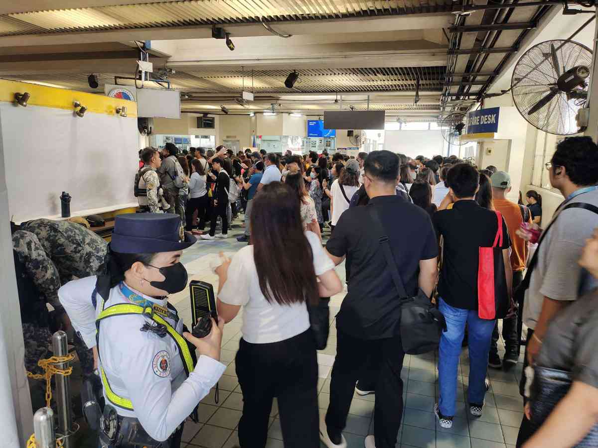 MRT-3 halts rush hour operation due to burning wires