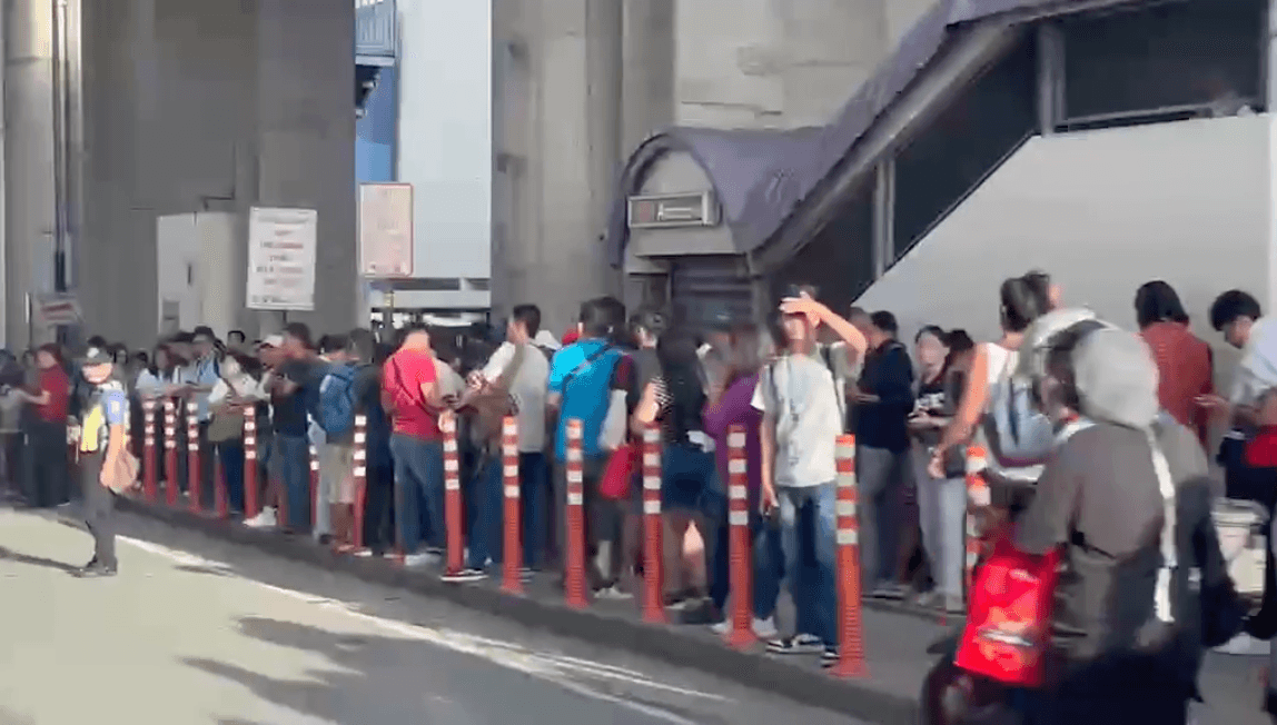 Passengers stranded as LRT-2 experiences technical problem