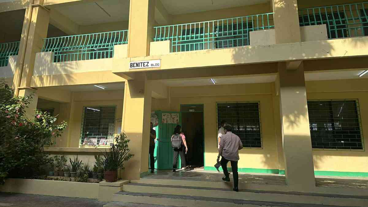 PBBM, Angara welcome students at Manila public school for the opening of classes