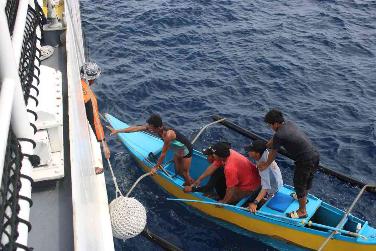 PCG rescues 12 fishermen stranded due to mechanical failure in Palawan