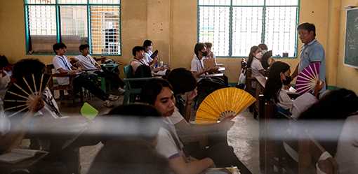 Poll shows majority of Filipinos support banning cellphone use in schools