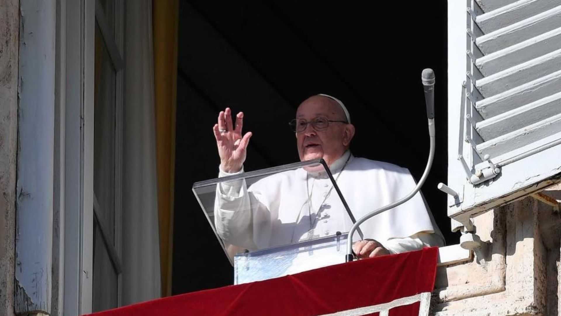 Pope Francis remains stable, thanks the faithful for praying for his health