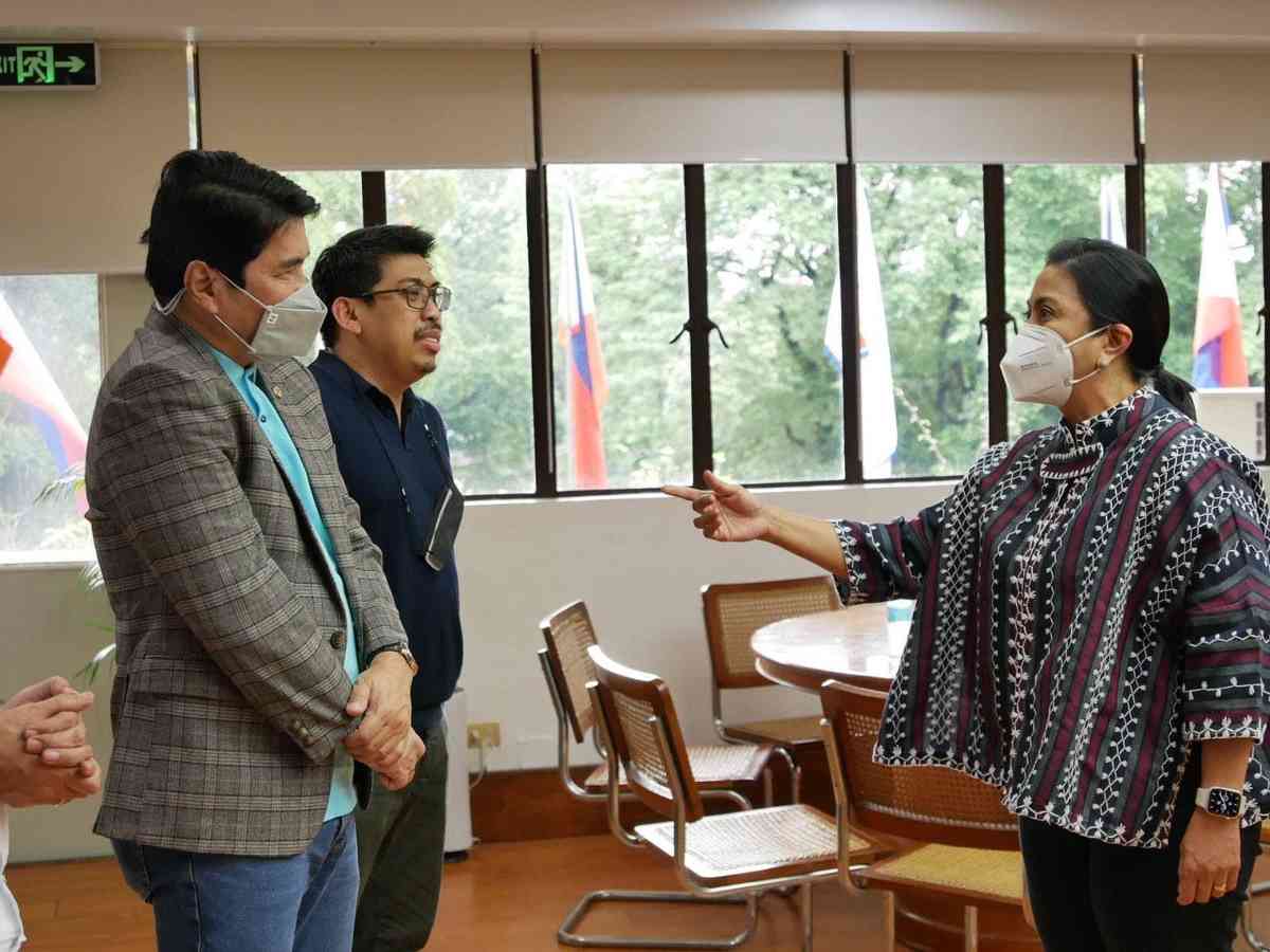 Angat Buhay exec, Robredo call out 'fake news' claims on visit to DSWD