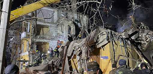 Russia advances in east Ukraine, strike on apartments kills civilians