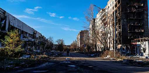 Russian forces advancing on Ukrainian town from all sides