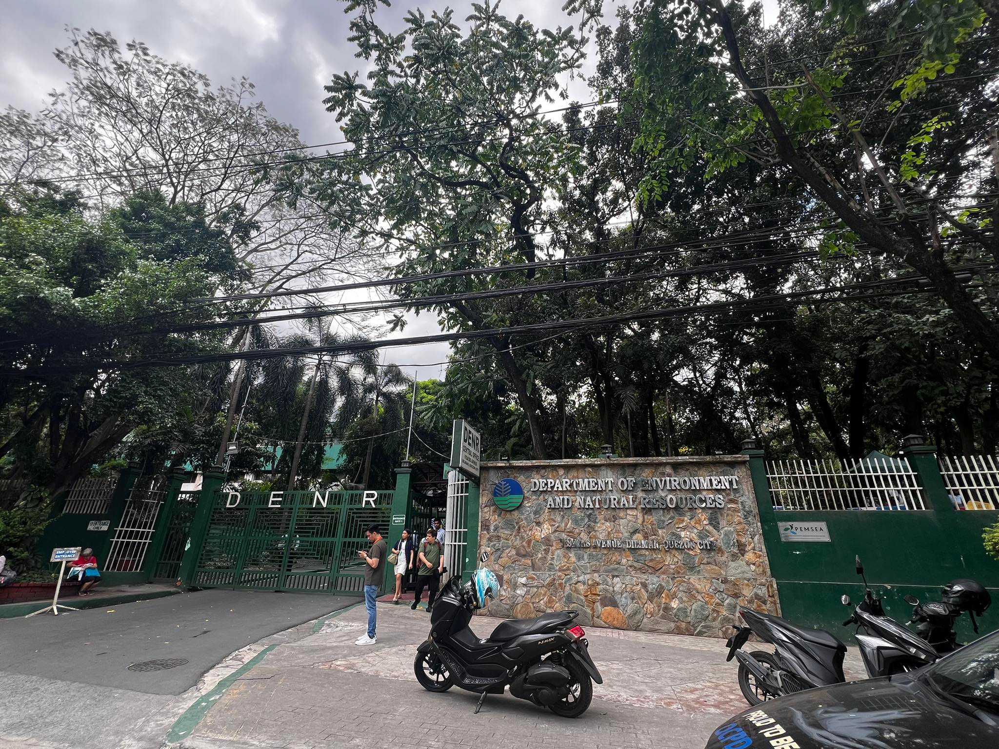 Several gov't agencies suspend operations due to bomb threat