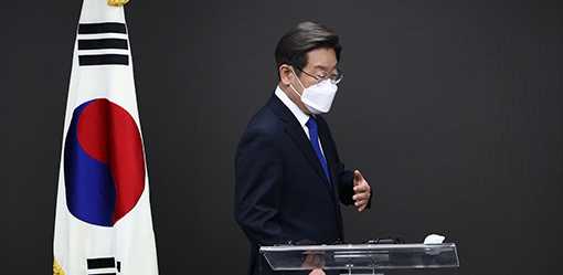 South Korean prosecutors seek to arrest opposition leader in graft probe