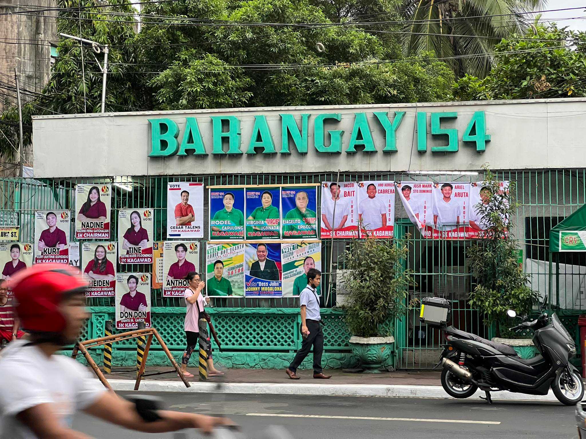 SC rules: Comelec cannot 'remove privately-owned materials on private property'