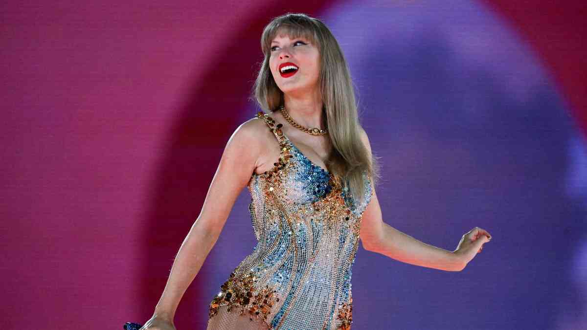 Taylor Swift wins recording artist of the year crown for fifth time