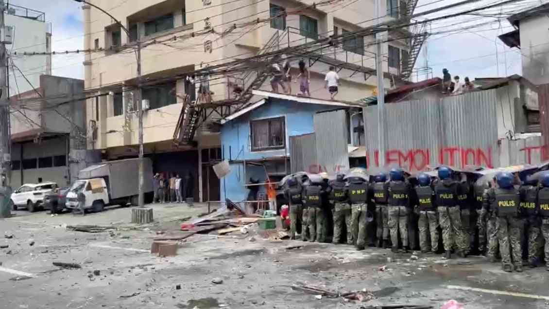Tensions rise amid demolition in Tondo, Manila; 2 cops injured