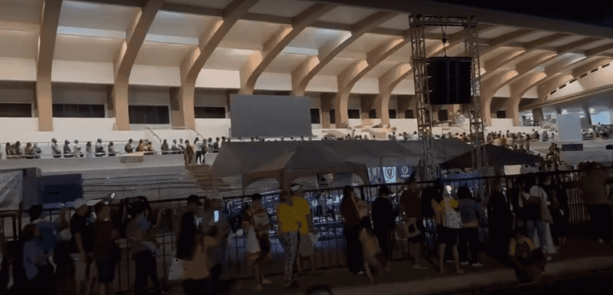 Thousands of devotees spend the night in line for ‘Pahalik’