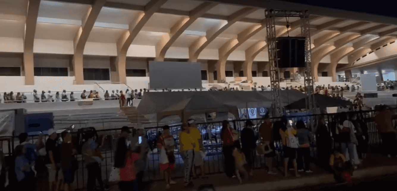 Thousands of devotees spend the night in line for ‘Pahalik’