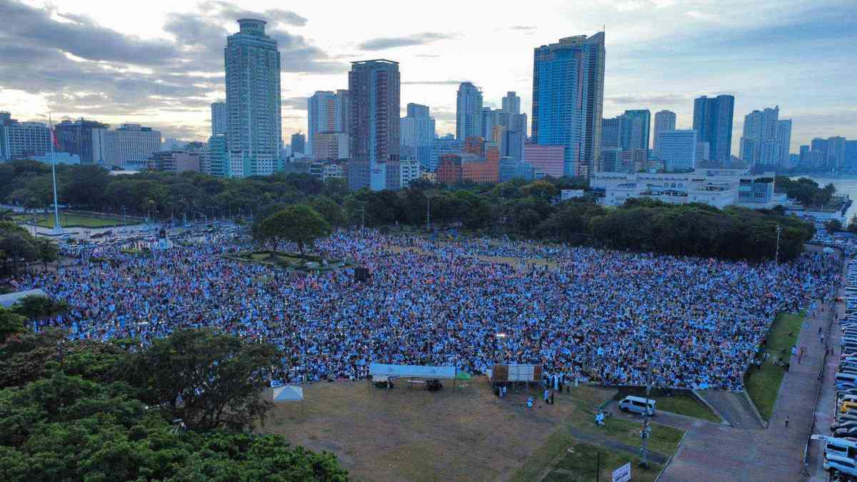 Thousands of Filipino Muslims gather at Luneta Park for Eid'l Fitr prayers