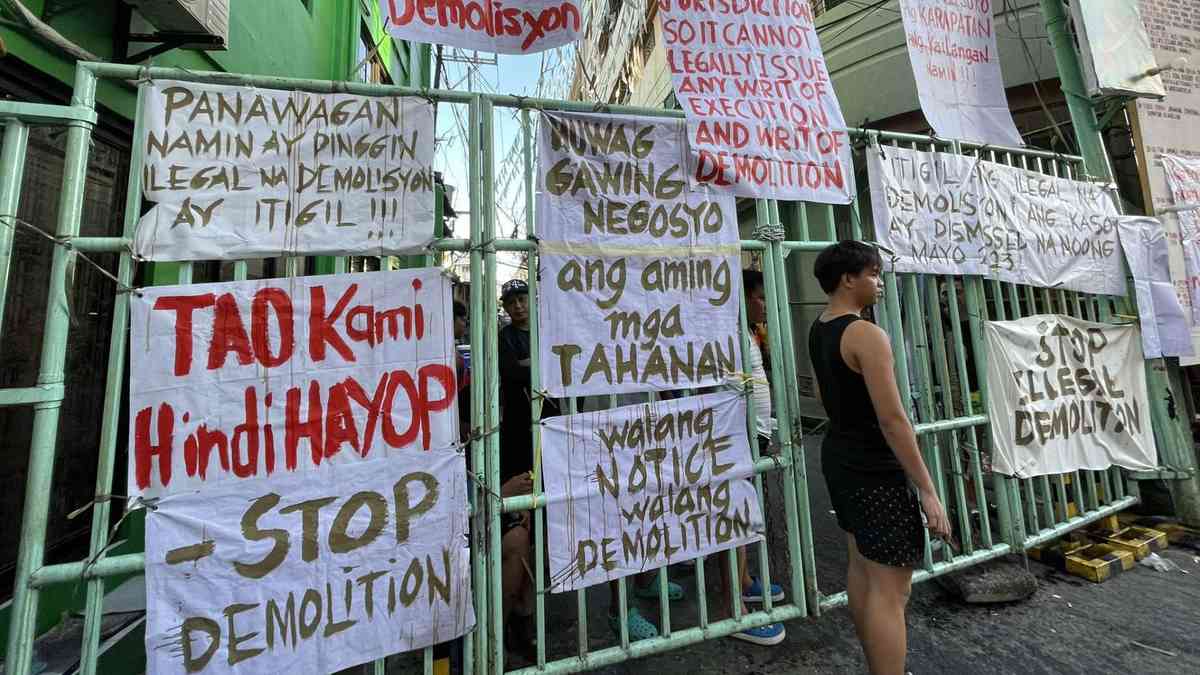 Tondo residents continue to block the residential gate following supposed demolition
