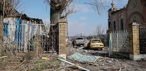 Ukraine shuts 'post-apocalyptic' battlefield town to civilians