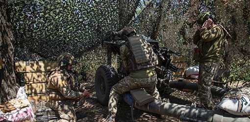 Ukrainian artillerymen praise US howitzers outside Russian-held town