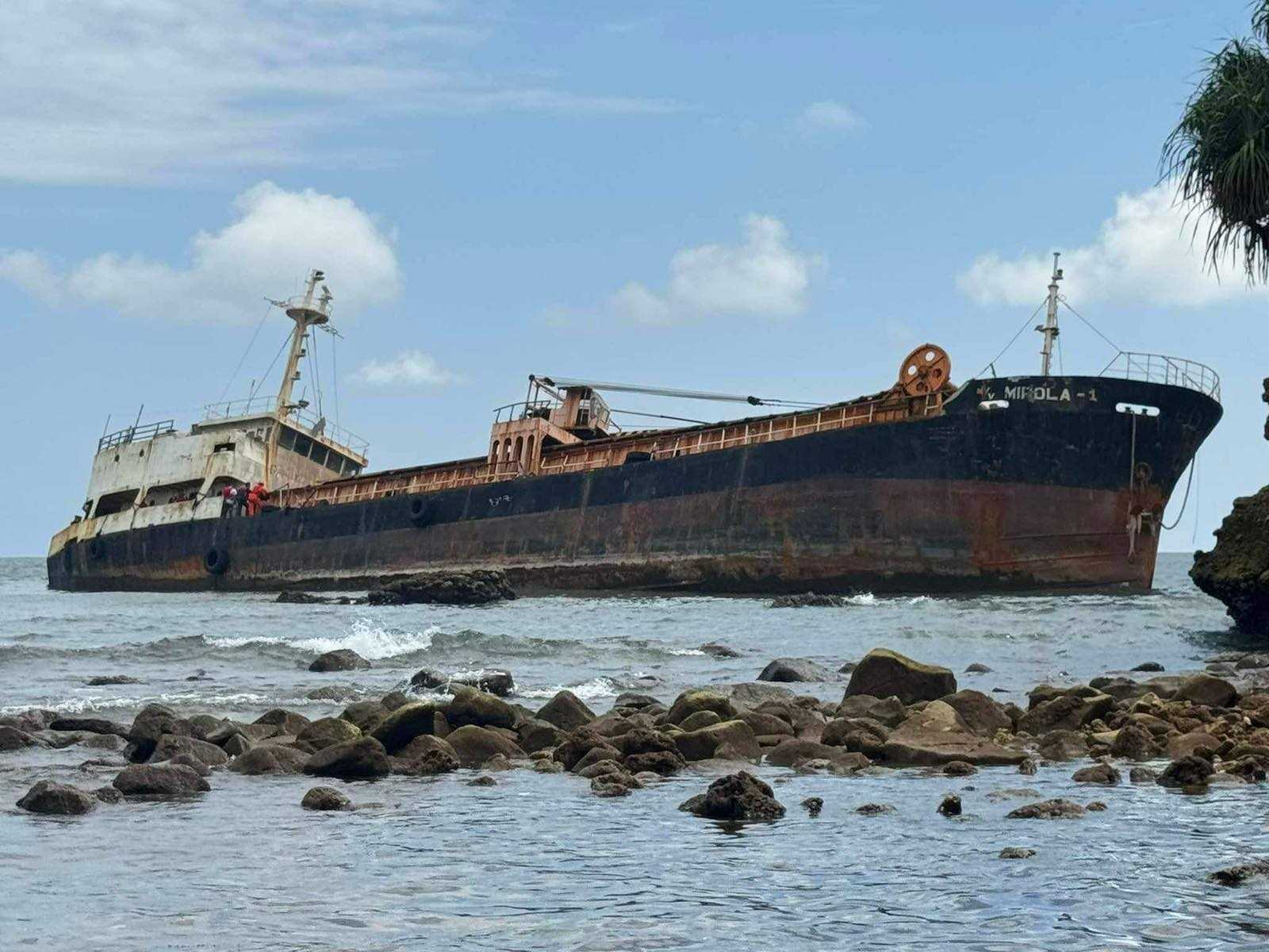 Vessel runs aground in Bataan; recovery operation conducted by PCG