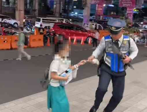 Viral sampaguita girl in EDSA mall found to be a real student — Mandaluyong PNP