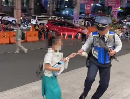 Viral sampaguita girl in EDSA mall found to be a real student — Mandaluyong PNP