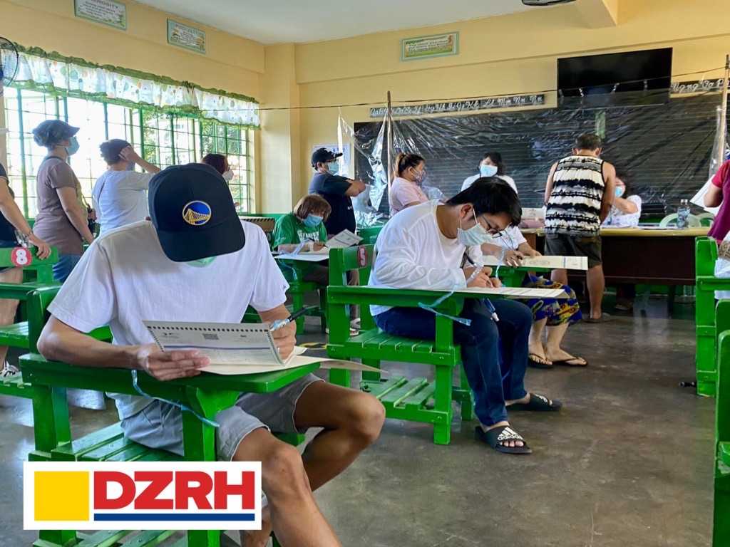 Voters urged to wait for voting receipts amid malfunctioning VCMs